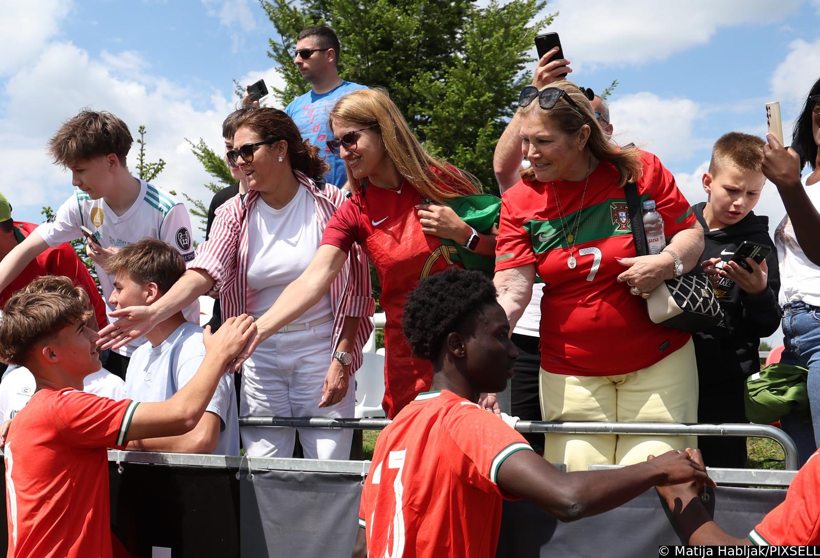 Sveti Martin na Muri: Cristiano Ronaldo Junior s bakom slavio nakon utakmice Sveti Martin na Muri: Cristiano Ronaldo Junior s bakom slavio nakon utakmice