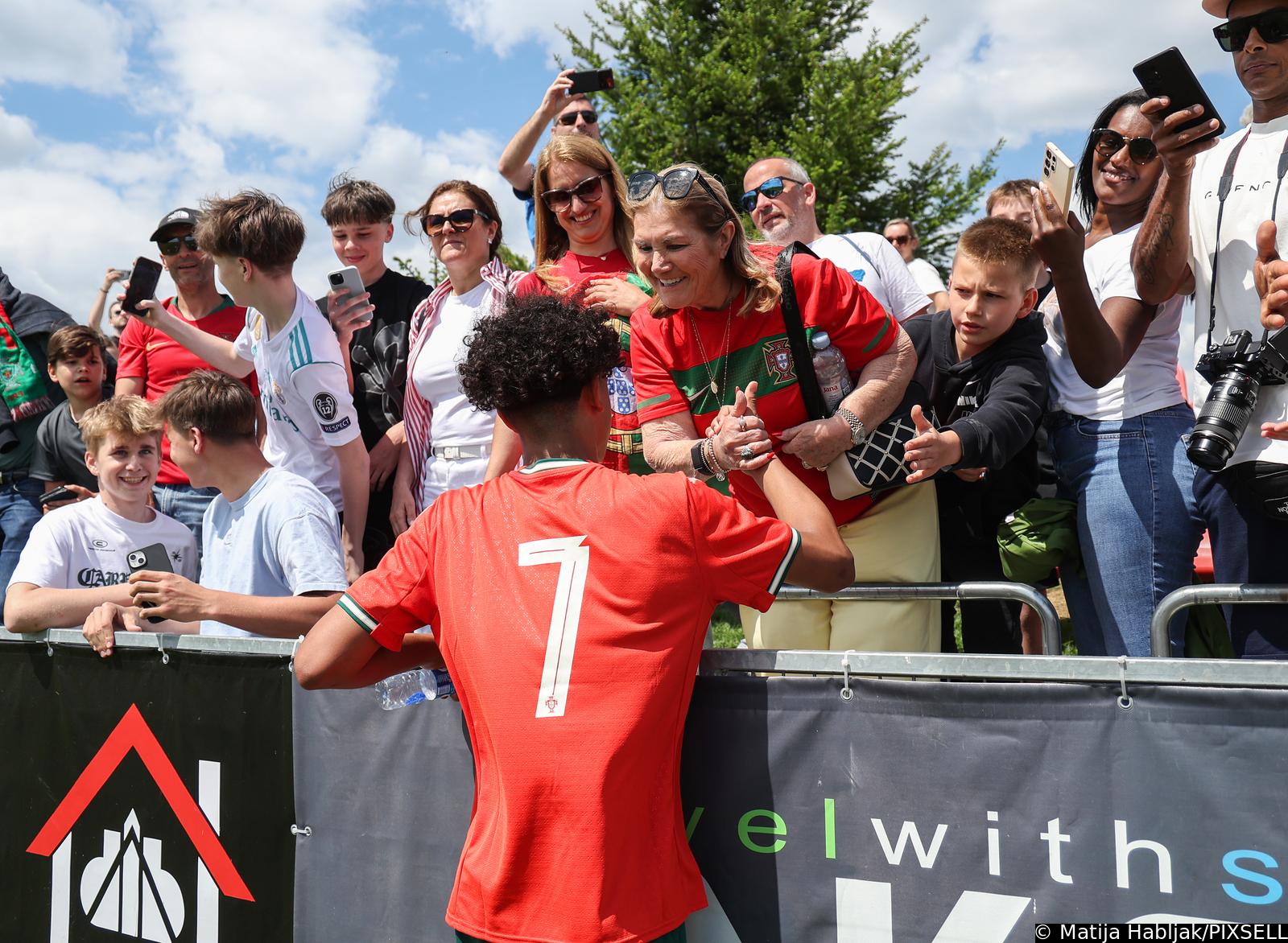 Sveti Martin na Muri: Cristiano Ronaldo Junior s bakom slavio nakon utakmice Sveti Martin na Muri: Cristiano Ronaldo Junior s bakom slavio nakon utakmice