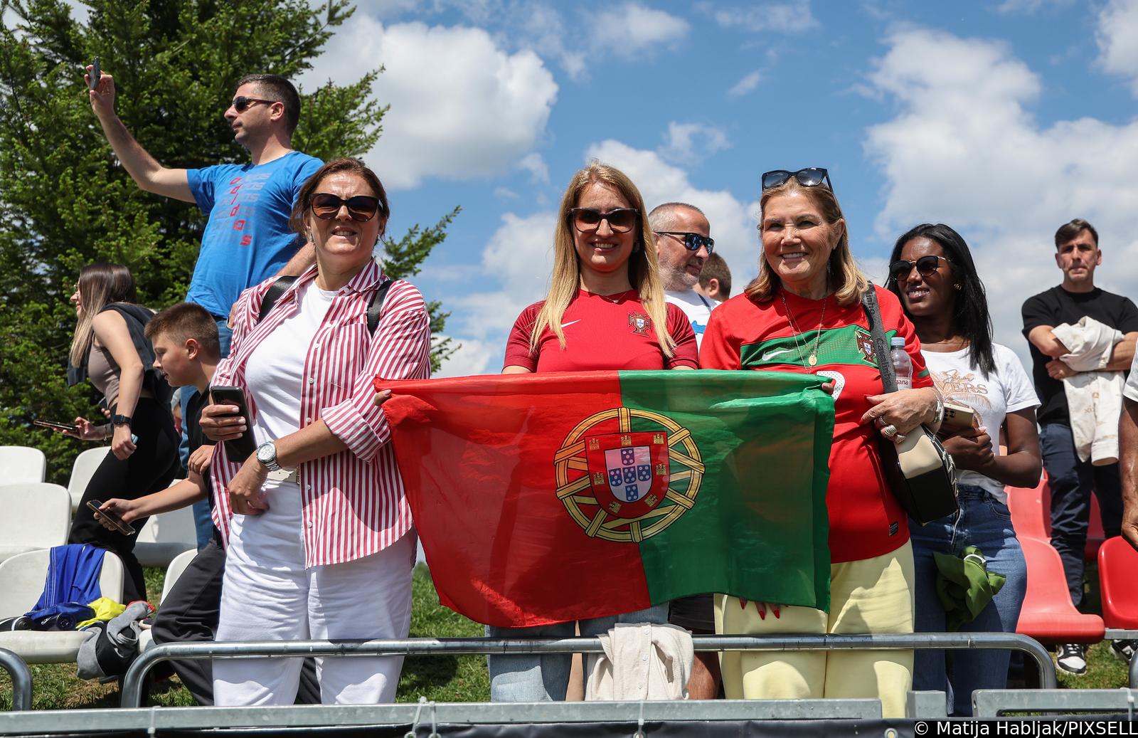 Sveti Martin na Muri: Cristiano Ronaldo Junior s bakom slavio nakon utakmice Sveti Martin na Muri: Cristiano Ronaldo Junior s bakom slavio nakon utakmice