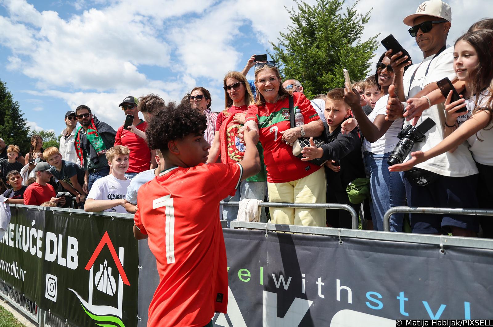 Sveti Martin na Muri: Cristiano Ronaldo Junior s bakom slavio nakon utakmice Sveti Martin na Muri: Cristiano Ronaldo Junior s bakom slavio nakon utakmice