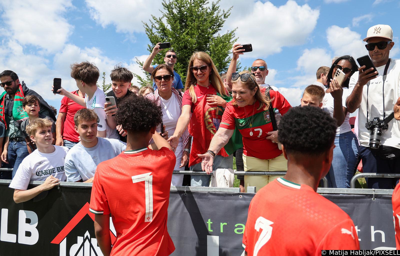 Sveti Martin na Muri: Cristiano Ronaldo Junior s bakom slavio nakon utakmice Sveti Martin na Muri: Cristiano Ronaldo Junior s bakom slavio nakon utakmice