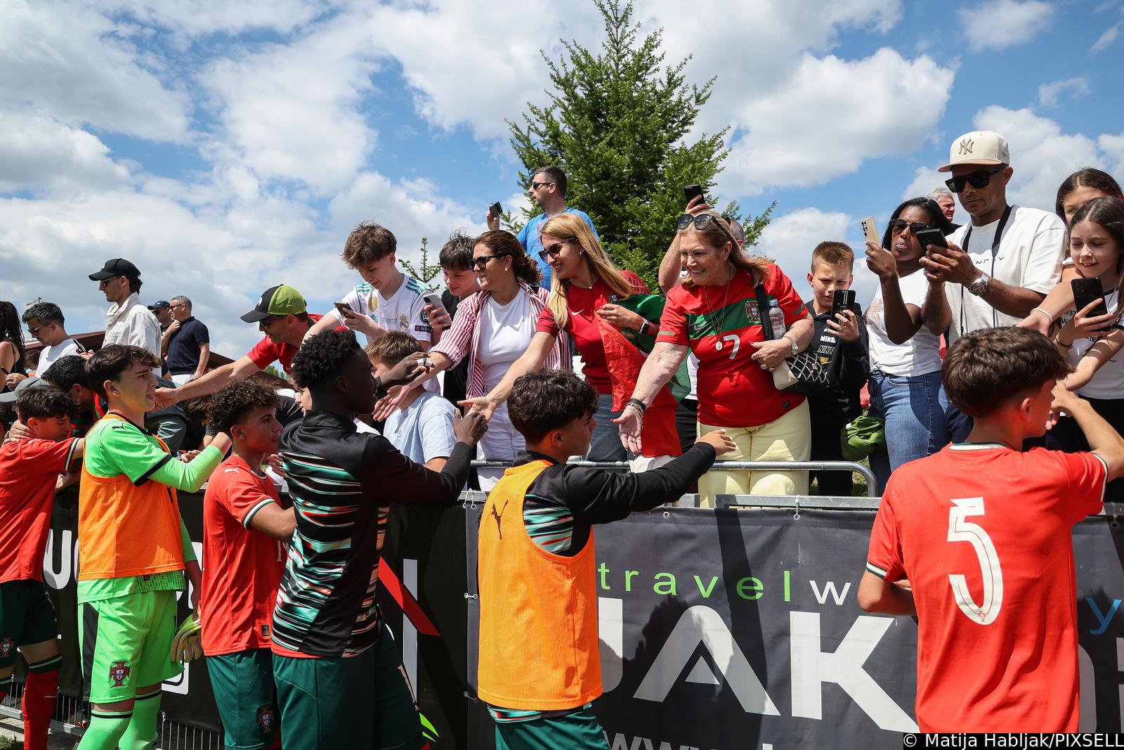 Sveti Martin na Muri: Cristiano Ronaldo Junior s bakom slavio nakon utakmice Sveti Martin na Muri: Cristiano Ronaldo Junior s bakom slavio nakon utakmice