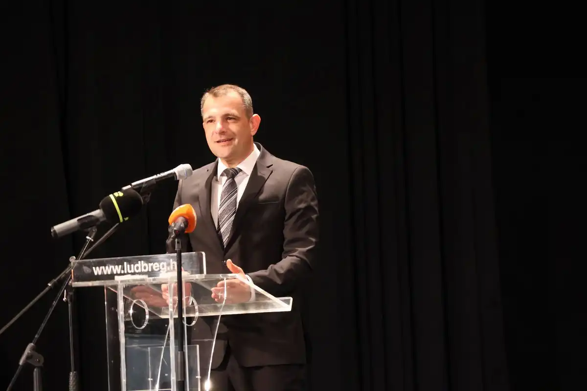 Matija Posavec (1) Matija Posavec (1)