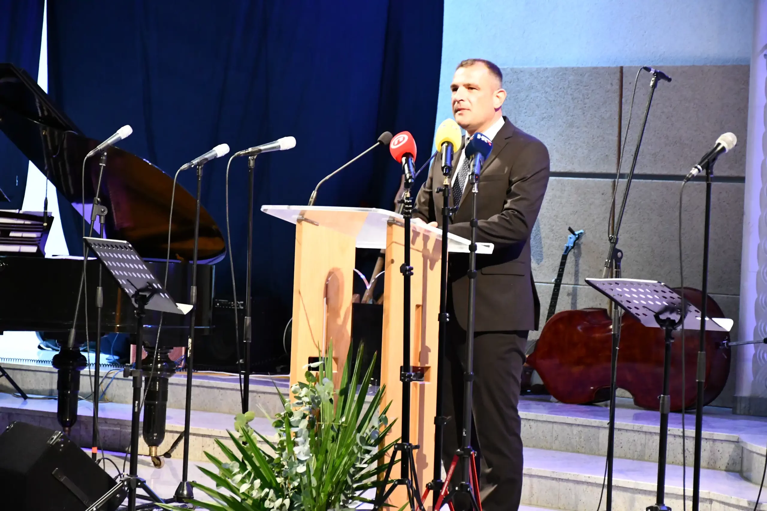 Matija Posavec (2) Matija Posavec (2)