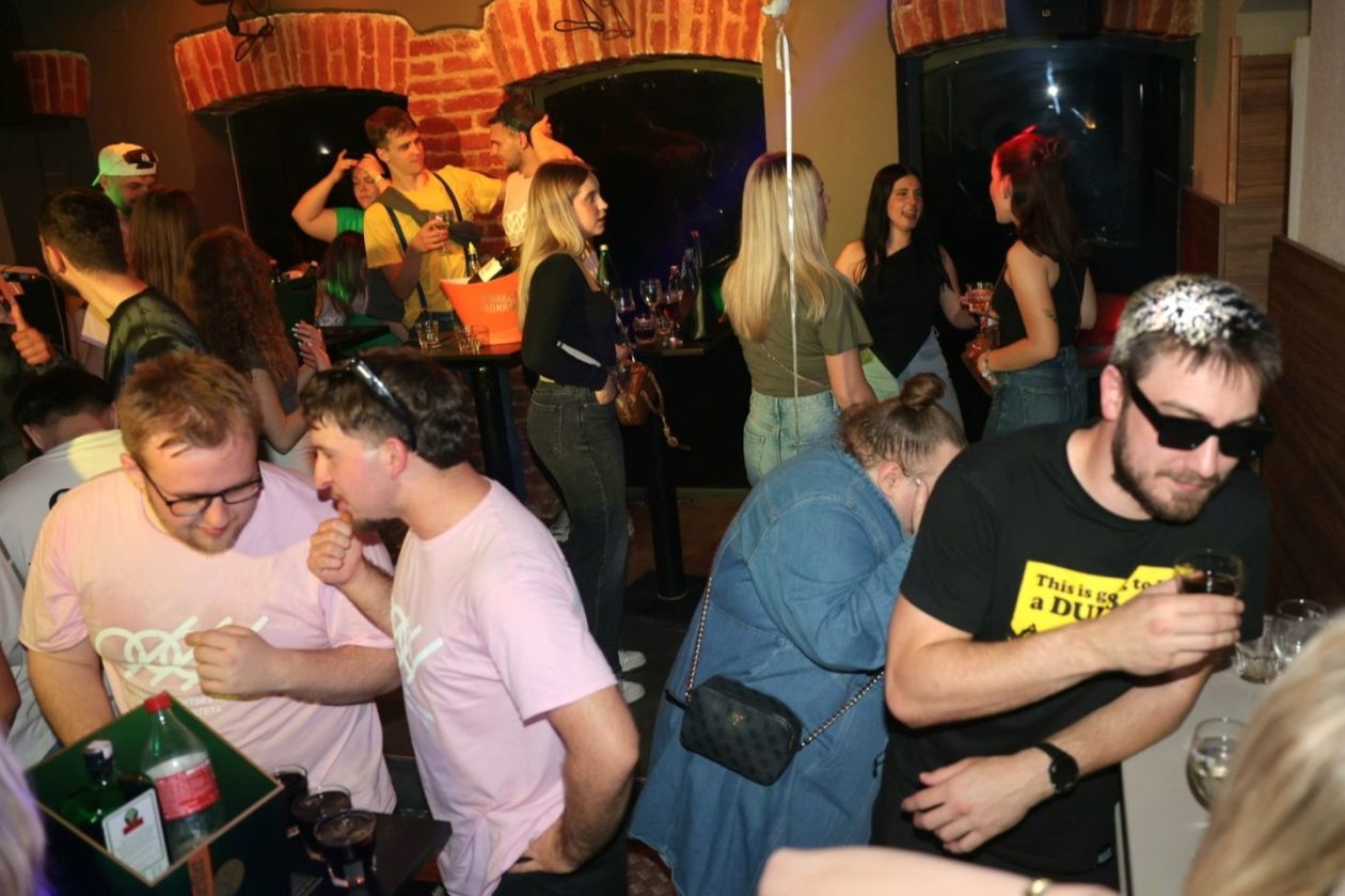 Maturalny party u podroomu (3)