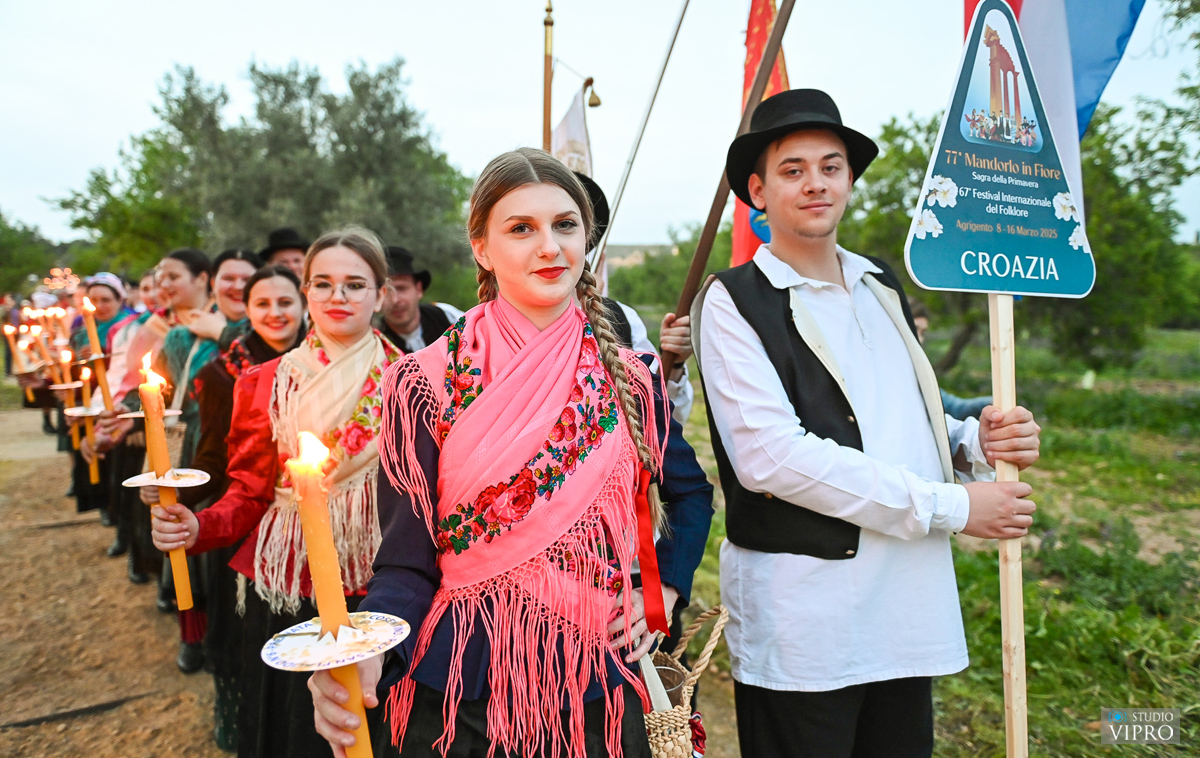 FOTO Međimurci u Italiji: Slogaši iz Preloga i Strahoninca na Festivalu bademovog cvijeta FOTO Međimurci u Italiji: Slogaši iz Preloga i Strahoninca na Festivalu bademovog cvijeta