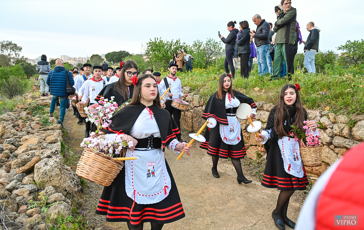 FOTO Međimurci u Italiji: Slogaši iz Preloga i Strahoninca na Festivalu bademovog cvijeta FOTO Međimurci u Italiji: Slogaši iz Preloga i Strahoninca na Festivalu bademovog cvijeta