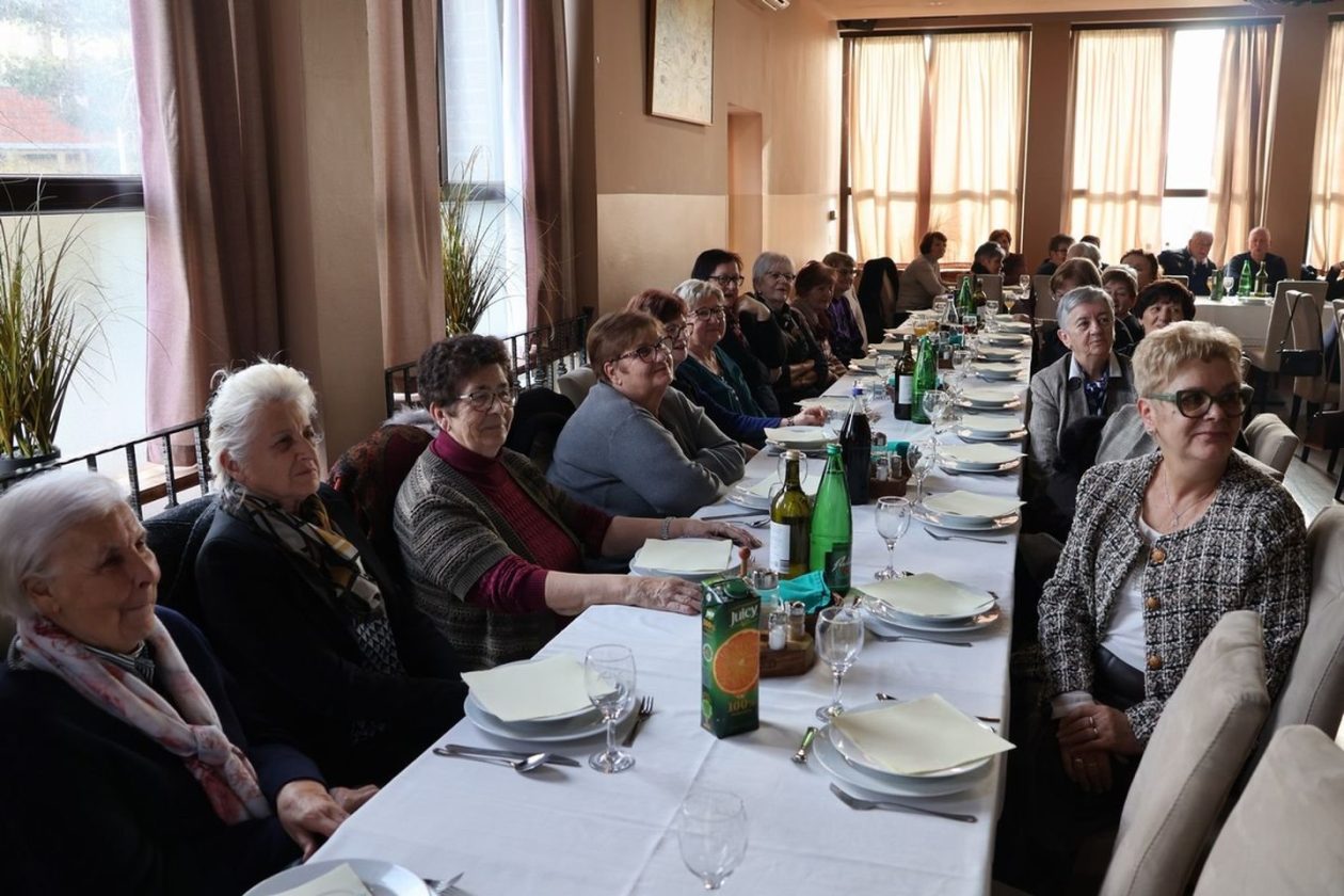 Međimurska županija okupila umirovljene djelatnike na blagdanskom druženju (15)