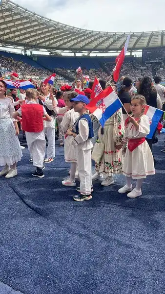 Međimurske djevojčice sudjelovale na prvom svjetskom susretu djece s Papom u Rimu (6) Međimurske djevojčice sudjelovale na prvom svjetskom susretu djece s Papom u Rimu (6)