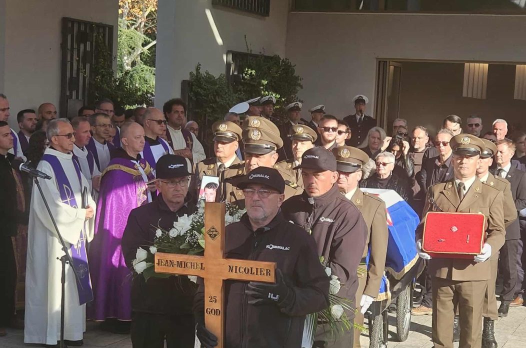 Messenger_creation_964A7BFC-60E5-4022-855C-853E6E05F367 22 Messenger_creation_964A7BFC-60E5-4022-855C-853E6E05F367 22