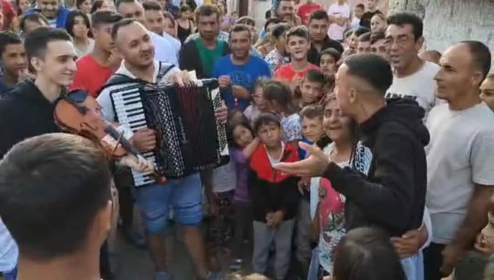 Mladi Romi iz Orehovice – tik tok (3) Mladi Romi iz Orehovice – tik tok (3)