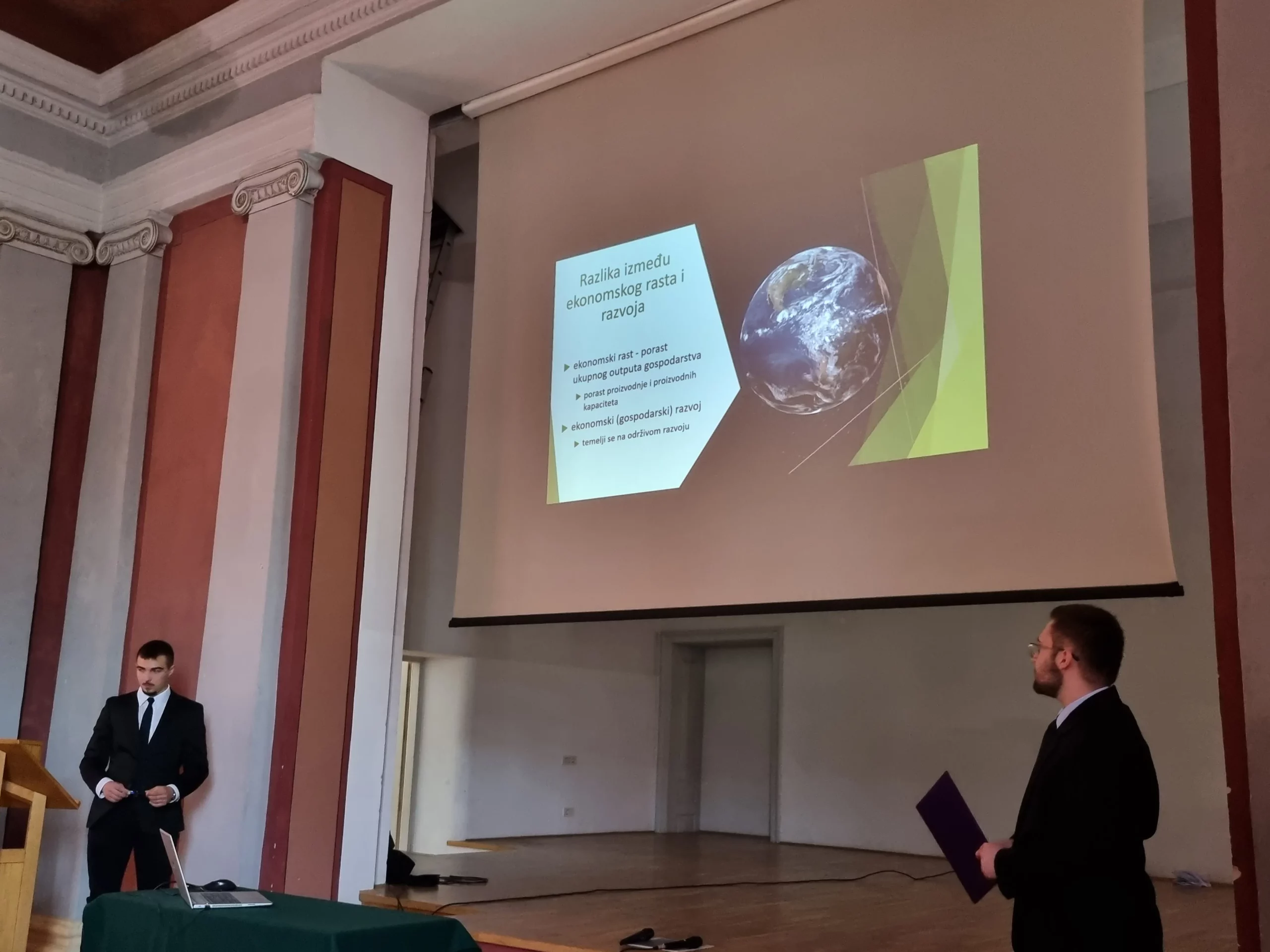 Mladi ekonomisti (4) Mladi ekonomisti (4)