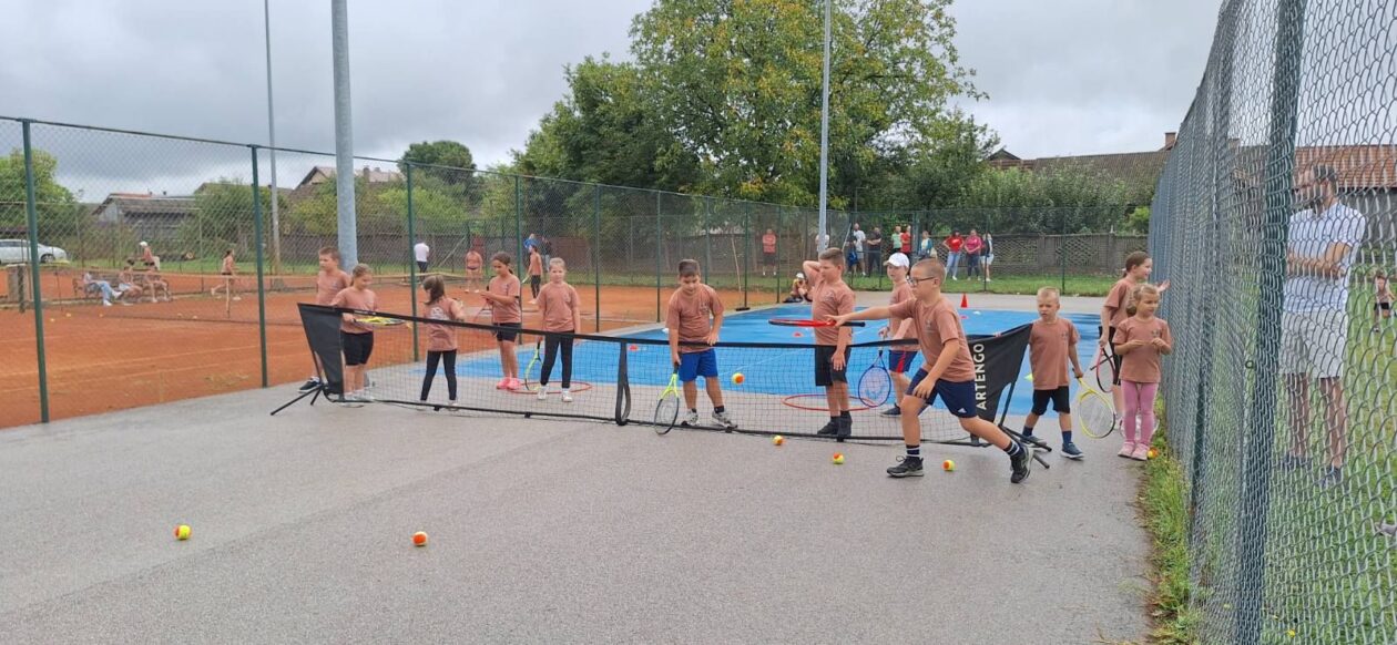 Mladi tenisači zablistali na završnom turniru Ljetne škole tenisa TK Dubravčan (16)