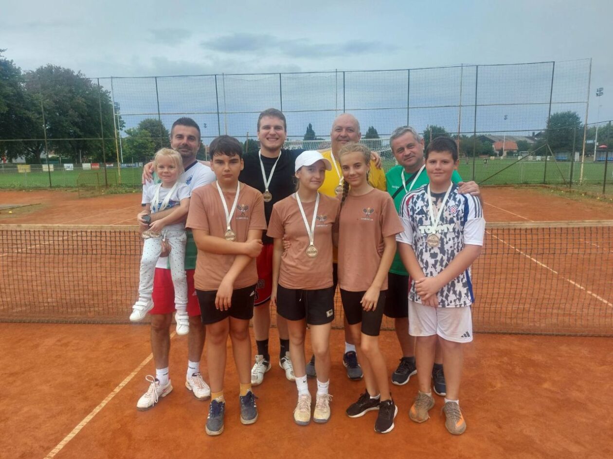 Mladi tenisači zablistali na završnom turniru Ljetne škole tenisa TK Dubravčan (17)