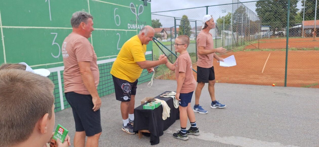 Mladi tenisači zablistali na završnom turniru Ljetne škole tenisa TK Dubravčan (6)