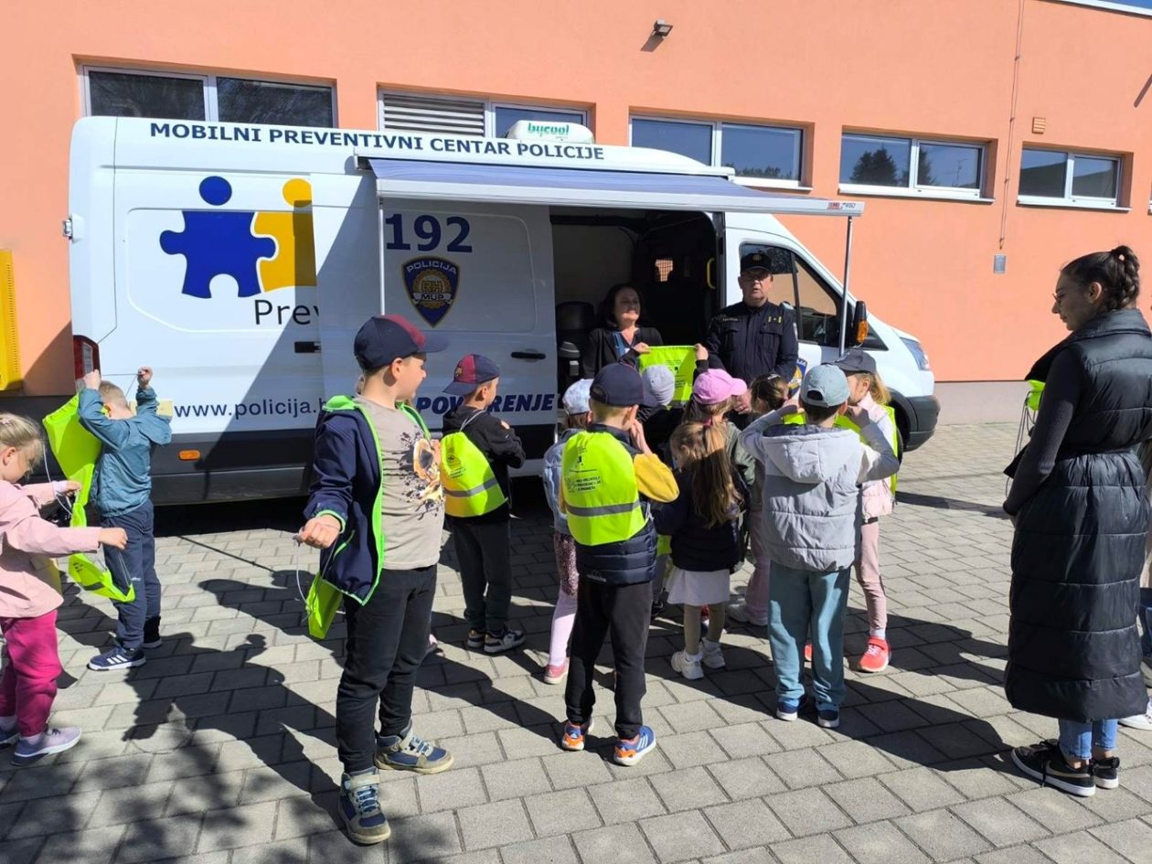 Moj prijatelj policajac i ja – policajac i djeca (1)