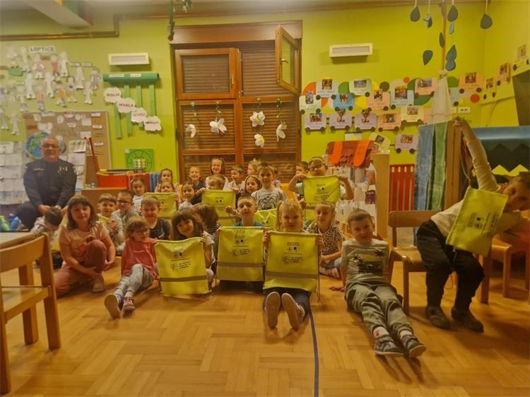 Moj prijatelj policajac i ja – policajac i djeca (13)