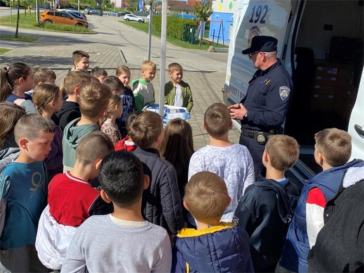Moj prijatelj policajac i ja – policajac i djeca (14)
