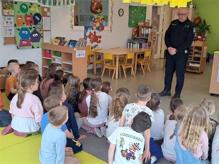 Moj prijatelj policajac i ja – policajac i djeca (3)