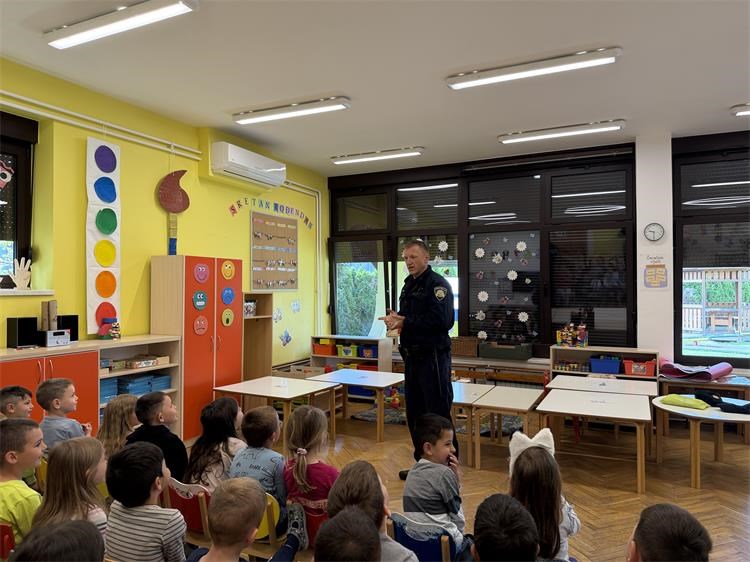 Moj prijatelj policajac i ja – policajac i djeca (6)