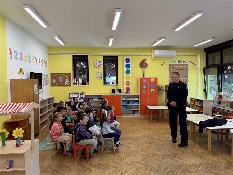 Moj prijatelj policajac i ja – policajac i djeca (7)