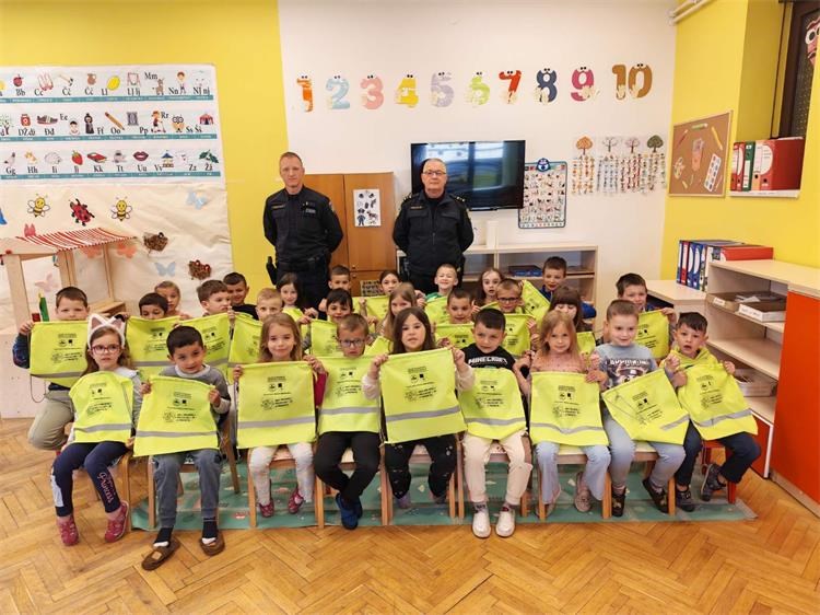 Moj prijatelj policajac i ja – policajac i djeca (9)