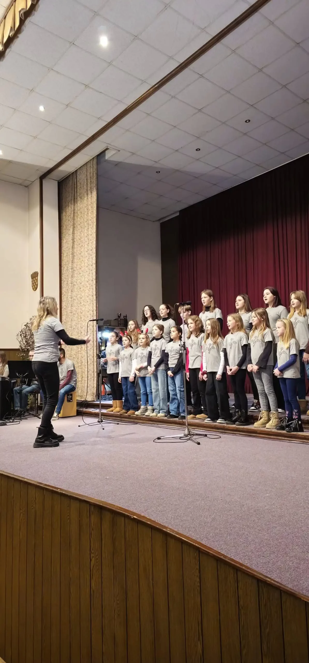 Molitva, pjesma i darovi Sveti Nikola razveselio mališane u katoličkom domu (5)