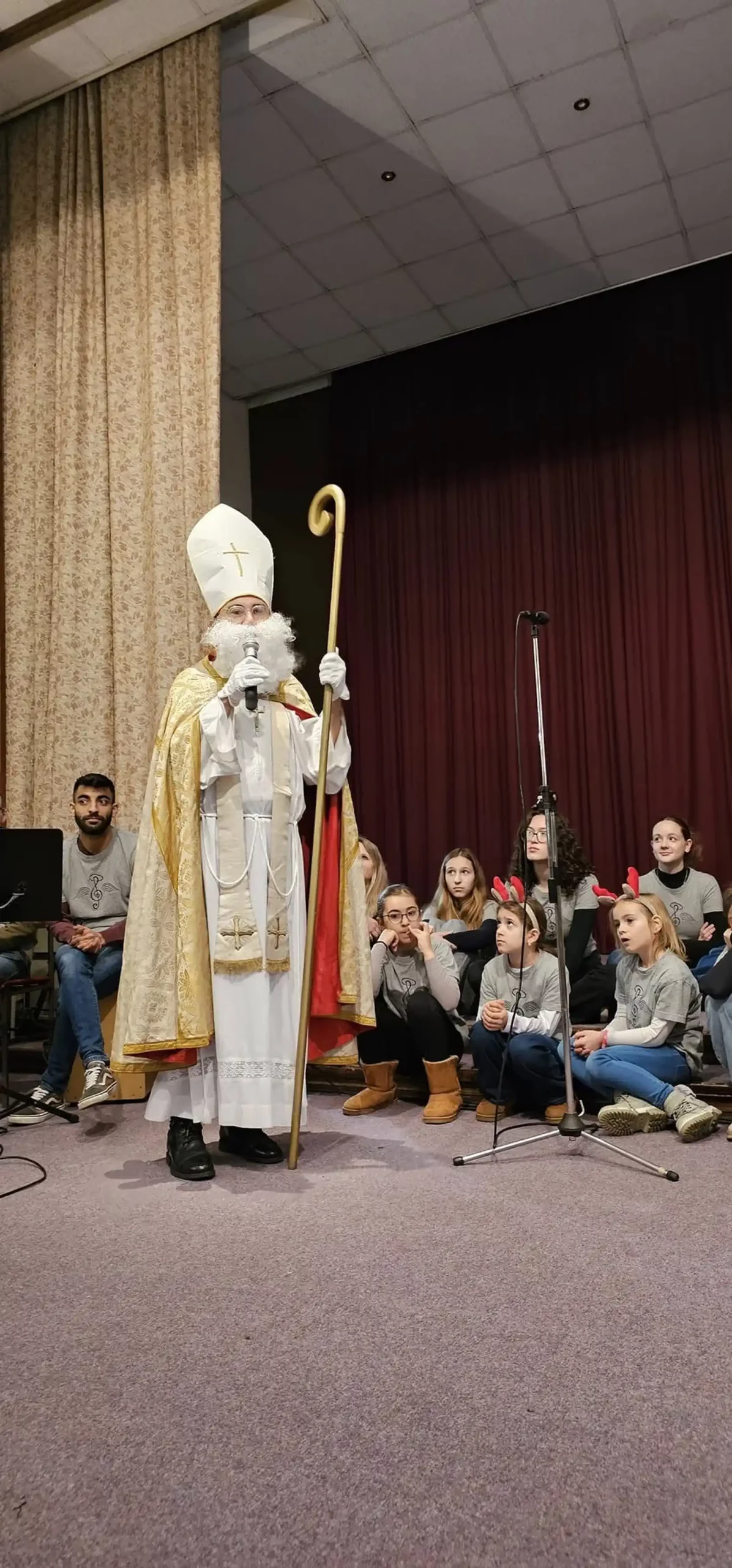 Molitva, pjesma i darovi Sveti Nikola razveselio mališane u katoličkom domu (6)