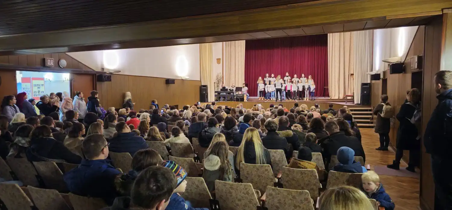 Molitva, pjesma i darovi Sveti Nikola razveselio mališane u katoličkom domu (8)