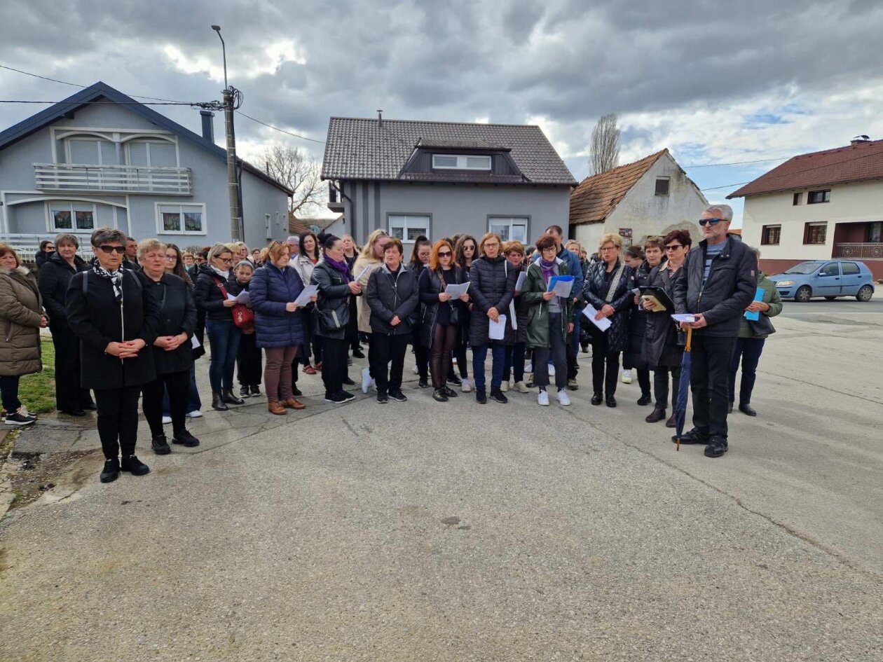 Molitvom i hodom kroz Miklavec i Ferketinec Križni put i počast preminulom župniku (1)