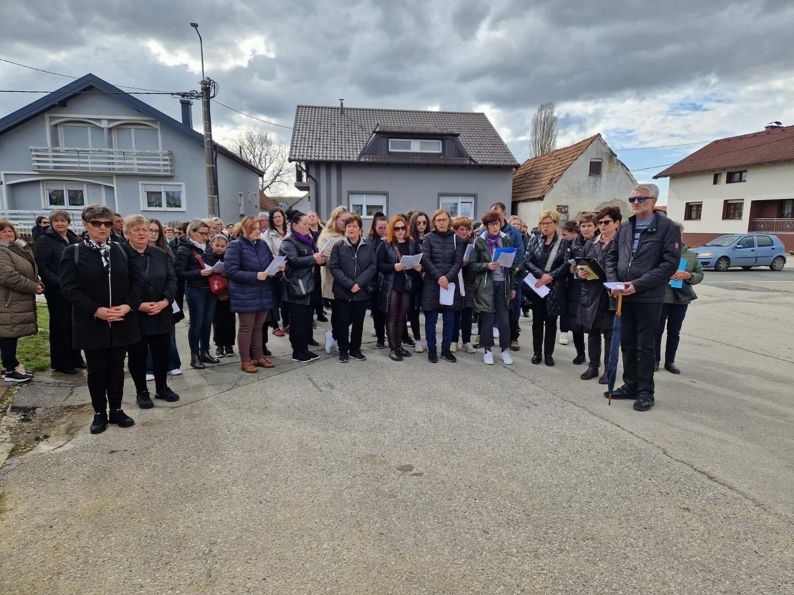 Molitvom i hodom kroz Miklavec i Ferketinec Križni put i počast preminulom župniku (11)