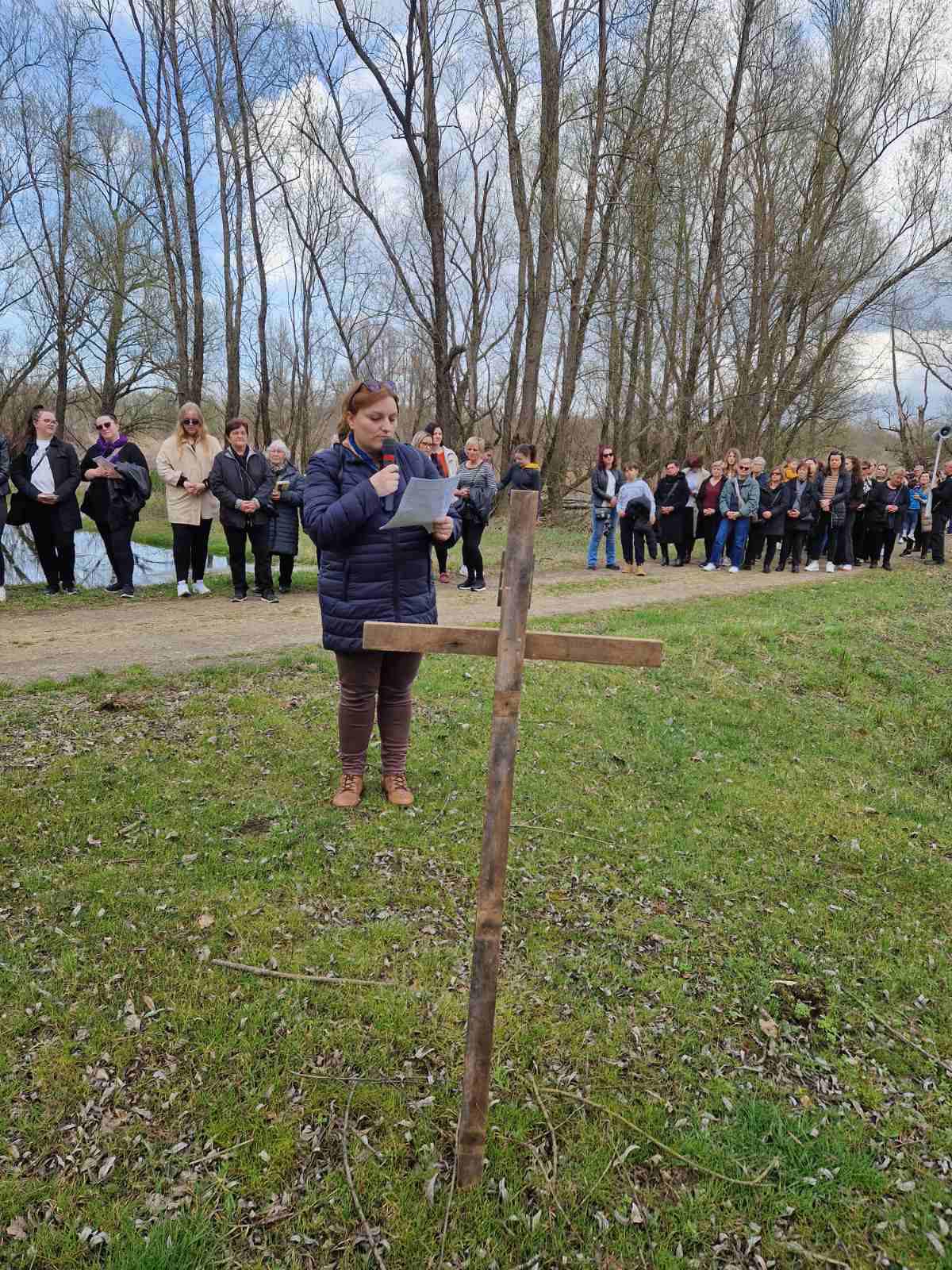 Molitvom i hodom kroz Miklavec i Ferketinec Križni put i počast preminulom župniku (12)