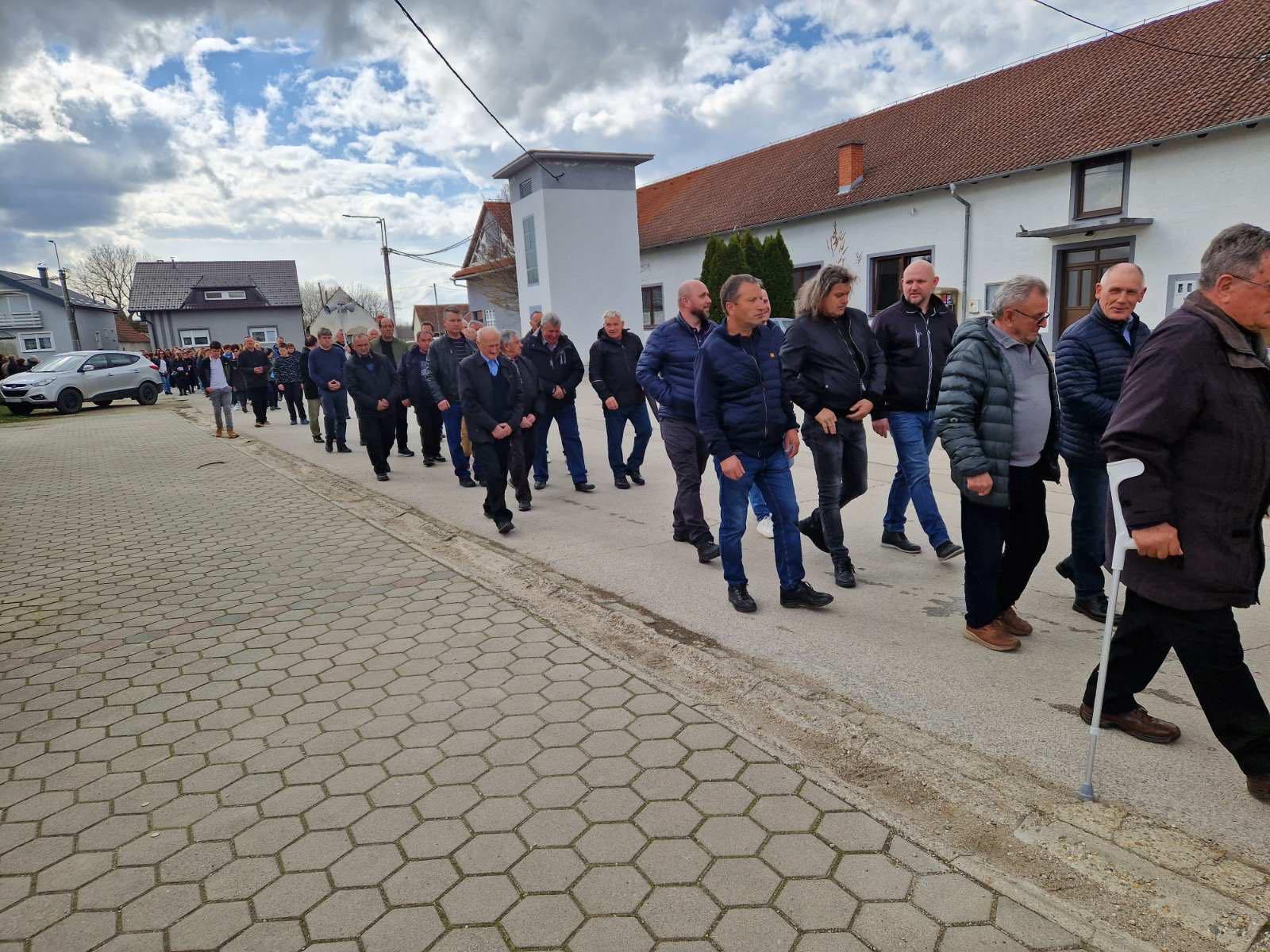 Molitvom i hodom kroz Miklavec i Ferketinec Križni put i počast preminulom župniku (13)