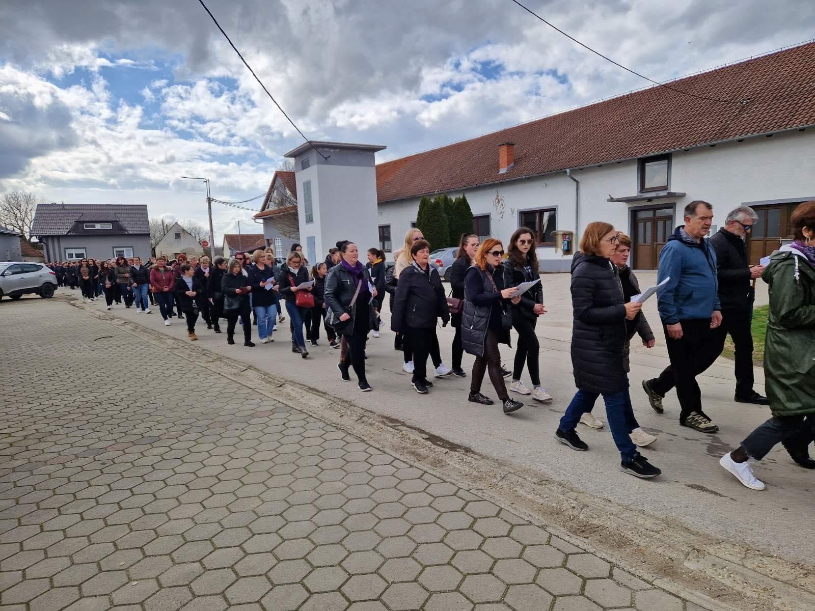 Molitvom i hodom kroz Miklavec i Ferketinec Križni put i počast preminulom župniku (14)