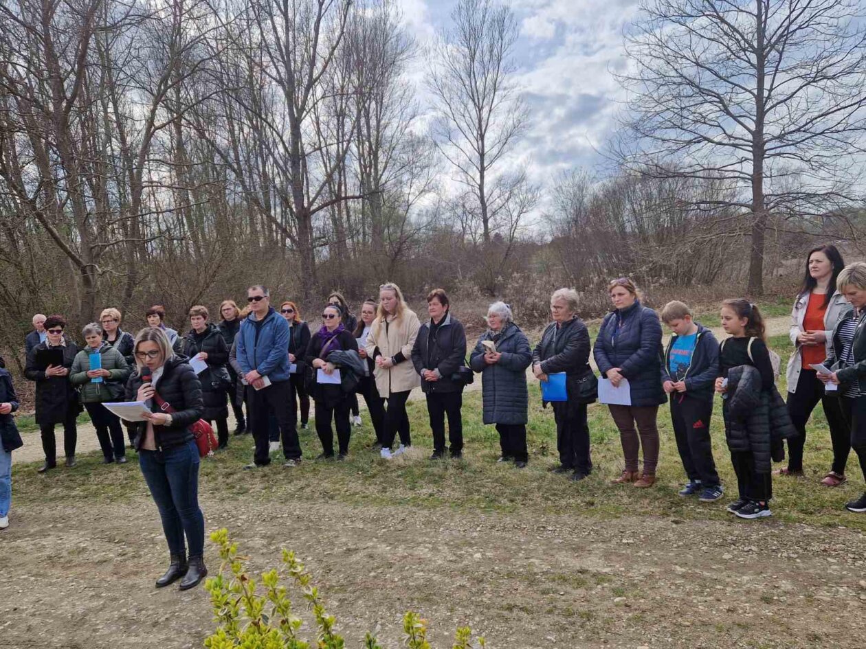 Molitvom i hodom kroz Miklavec i Ferketinec Križni put i počast preminulom župniku (15)