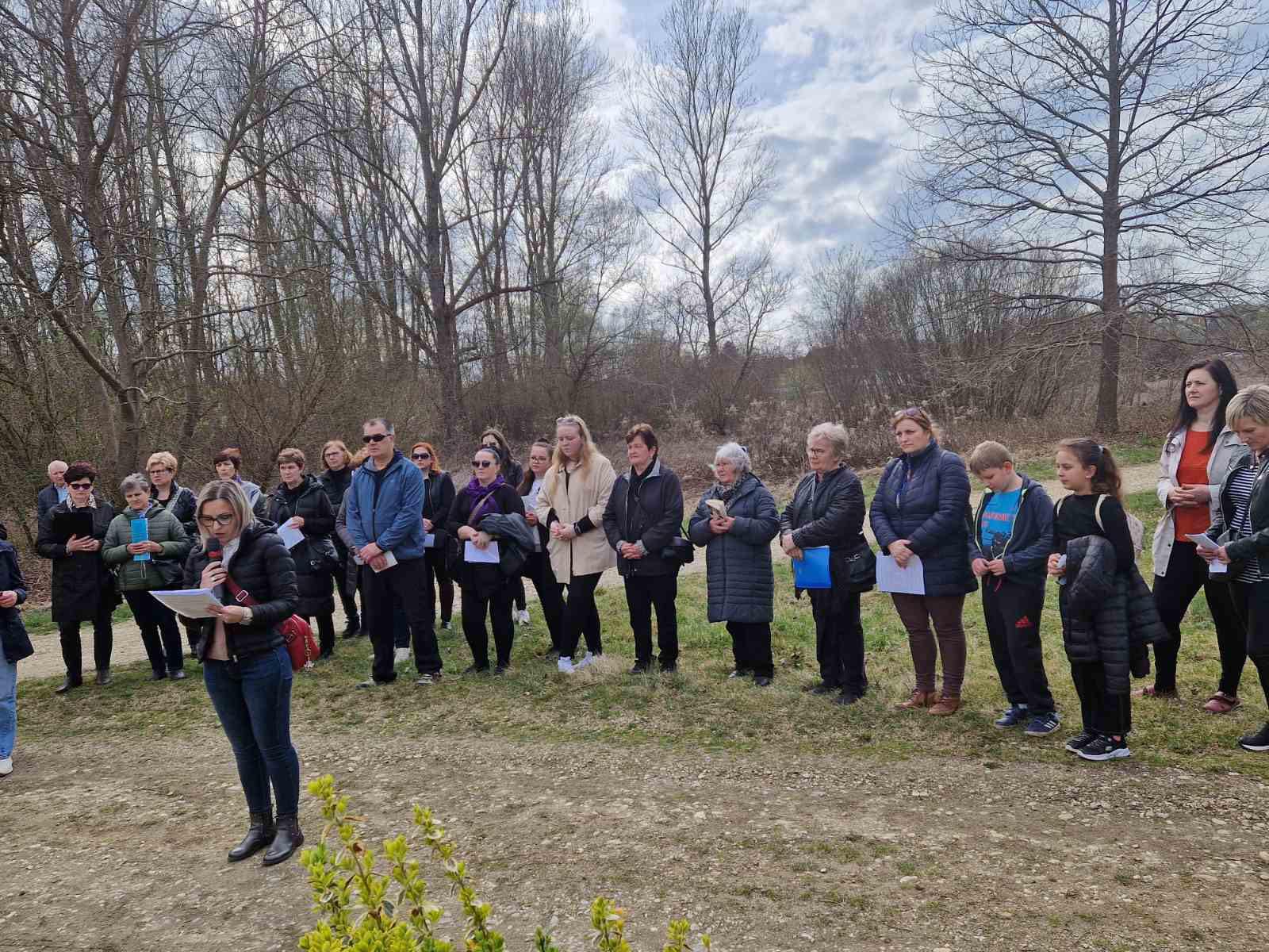 Molitvom i hodom kroz Miklavec i Ferketinec Križni put i počast preminulom župniku (15)