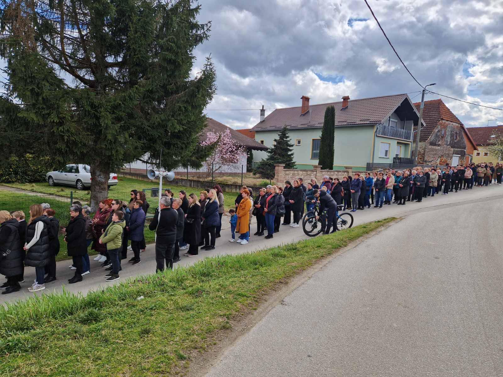 Molitvom i hodom kroz Miklavec i Ferketinec Križni put i počast preminulom župniku (16)