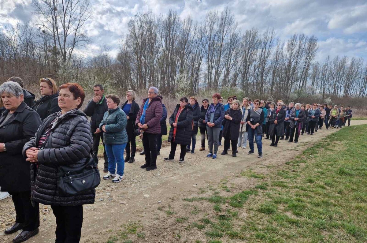 Molitvom i hodom kroz Miklavec i Ferketinec Križni put i počast preminulom župniku (19)