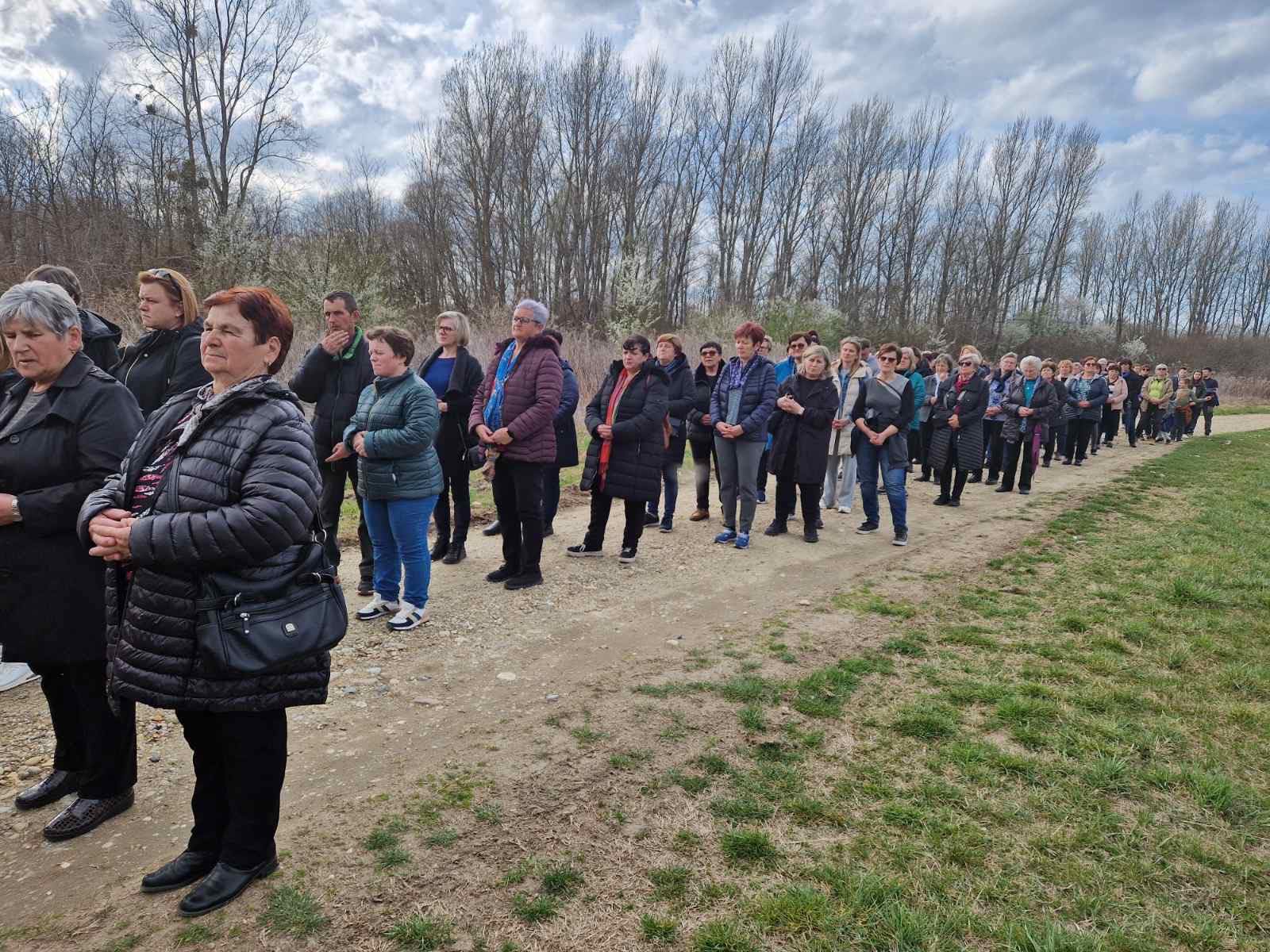 Molitvom i hodom kroz Miklavec i Ferketinec Križni put i počast preminulom župniku (19)