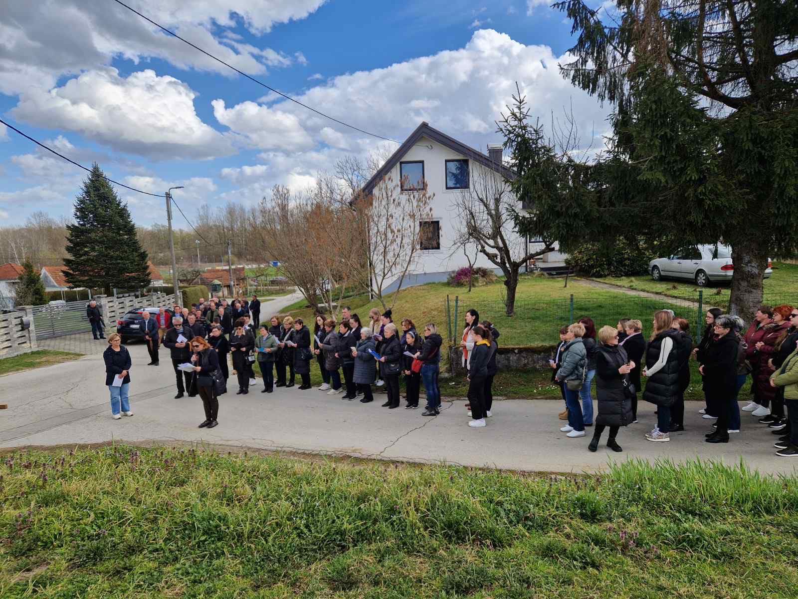 Molitvom i hodom kroz Miklavec i Ferketinec Križni put i počast preminulom župniku (20)
