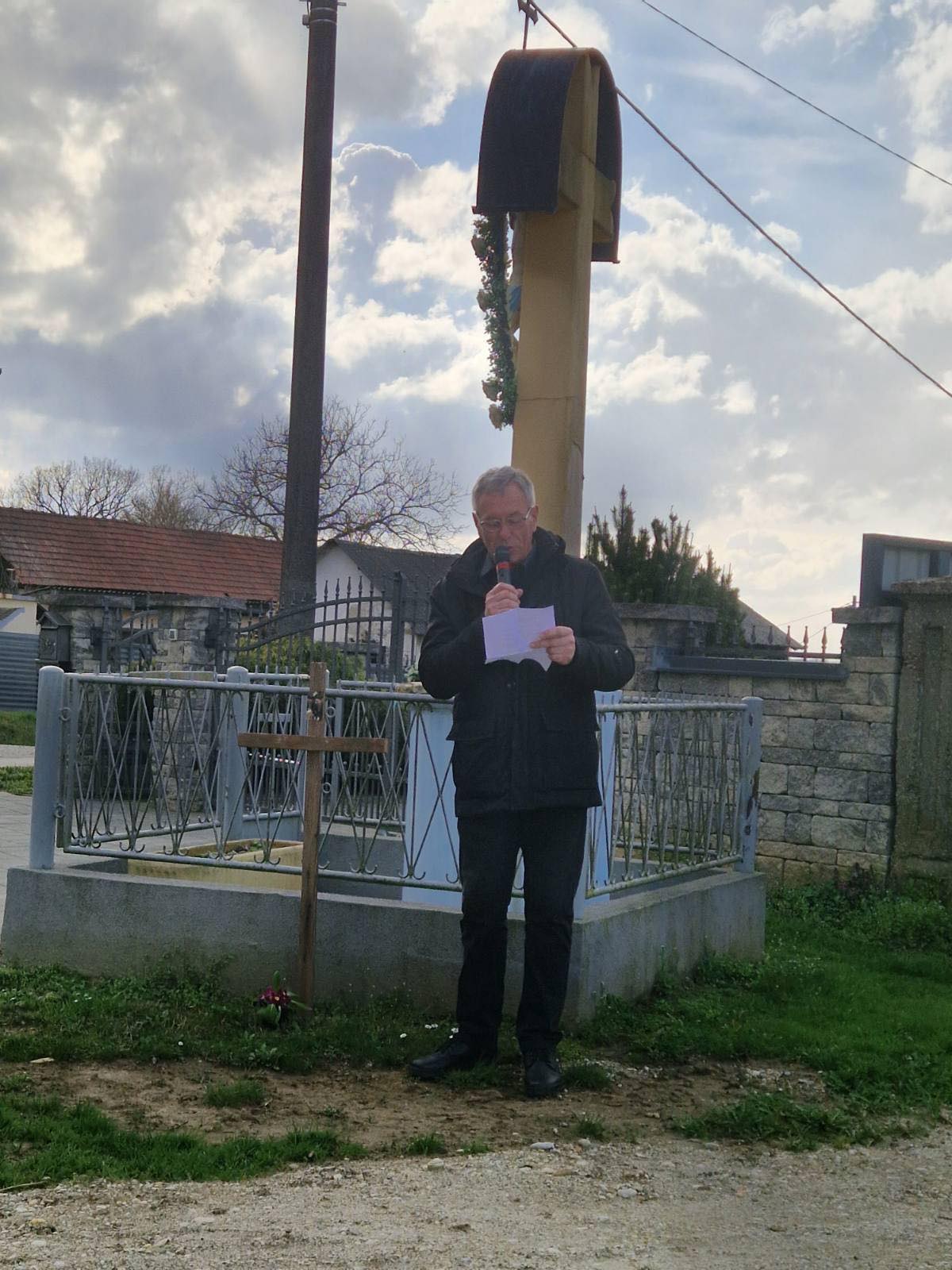Molitvom i hodom kroz Miklavec i Ferketinec Križni put i počast preminulom župniku (21)