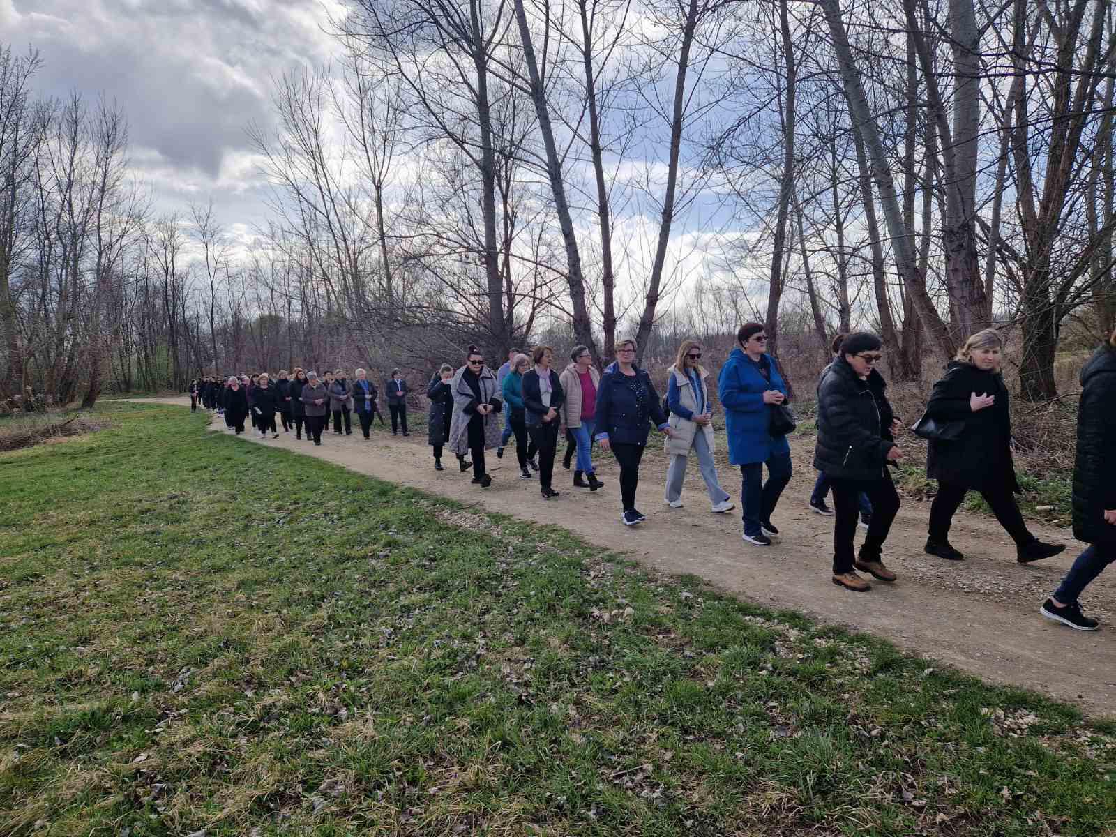 Molitvom i hodom kroz Miklavec i Ferketinec Križni put i počast preminulom župniku (22)