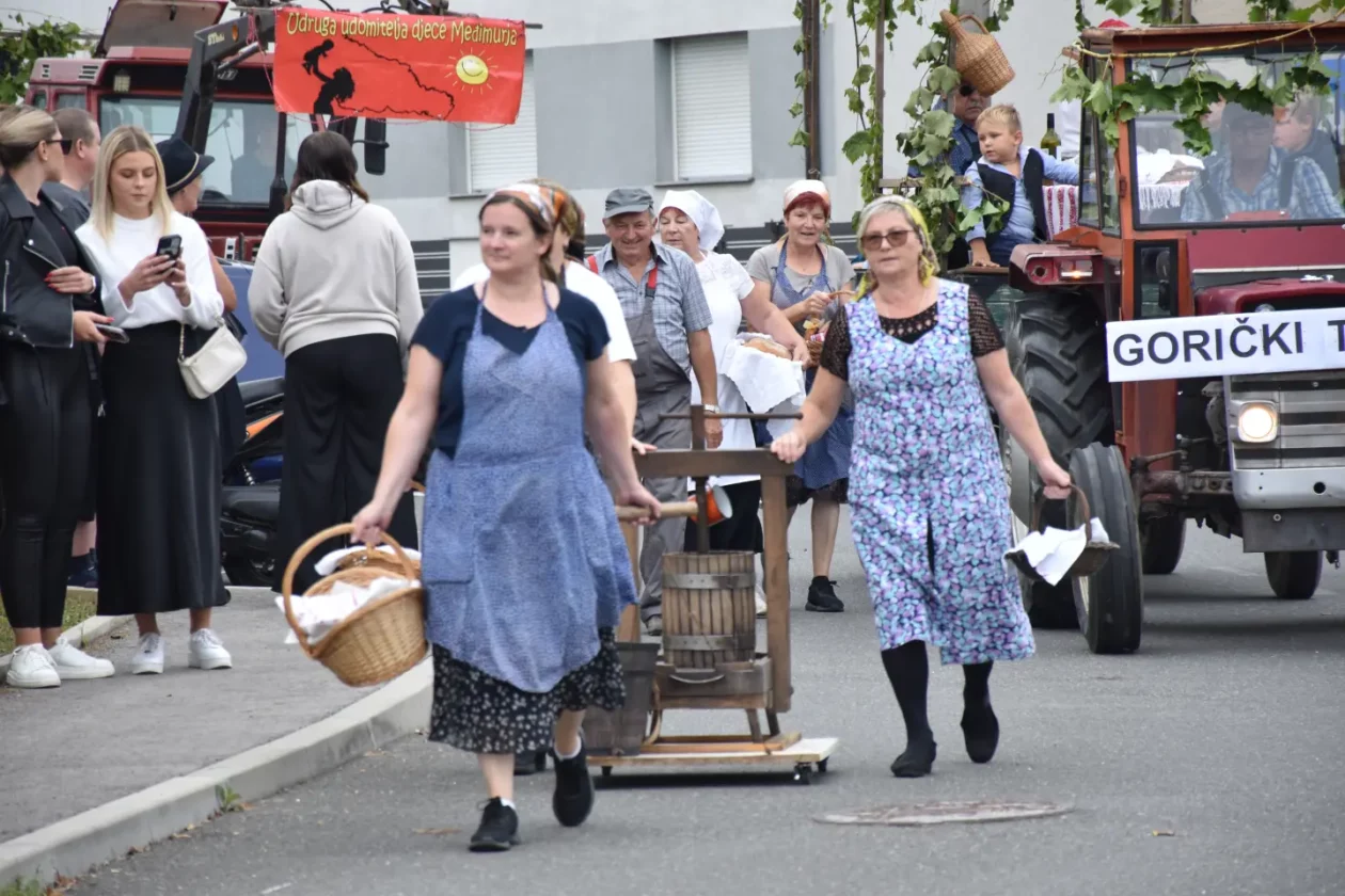 Mursko Središće, Berba grožđa, povorka (47)