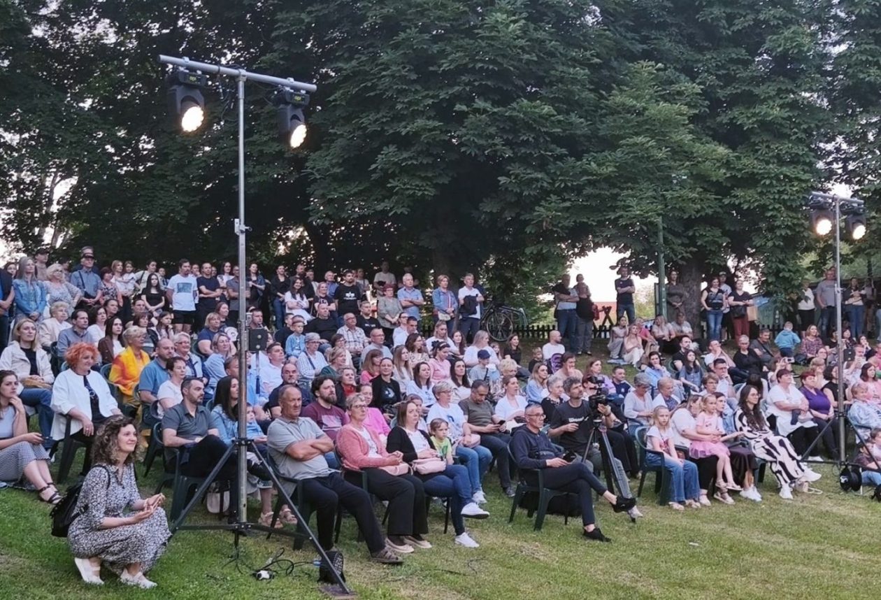 NA DLANU JEZERA Perivoj Zrinskih oživio glazbom i plesom (24)