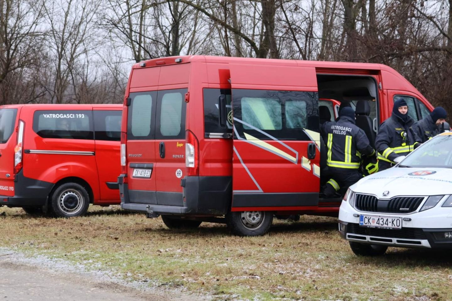 NADA NE PRESTAJE Prijatelji pomažu policiji, vatrogascima i HGSS-u u traženju Josipa Špoljara (13) NADA NE PRESTAJE Prijatelji pomažu policiji, vatrogascima i HGSS-u u traženju Josipa Špoljara (13)