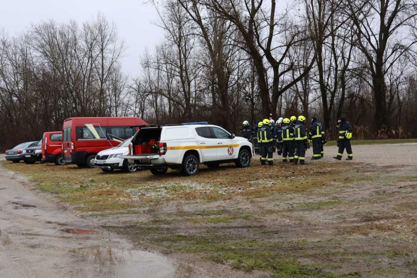 NADA NE PRESTAJE Prijatelji pomažu policiji, vatrogascima i HGSS-u u traženju Josipa Špoljara (15) NADA NE PRESTAJE Prijatelji pomažu policiji, vatrogascima i HGSS-u u traženju Josipa Špoljara (15)