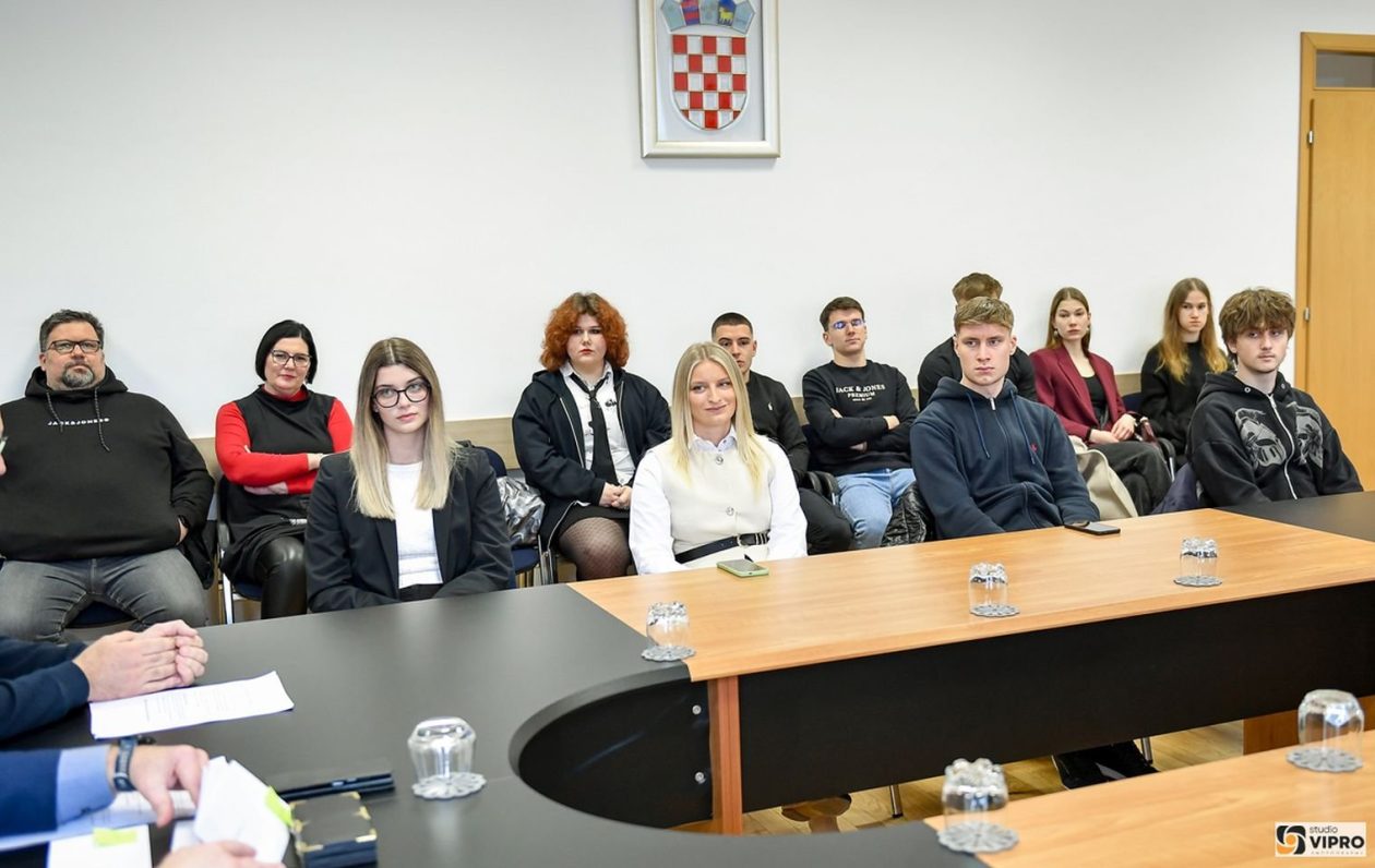 NAGRADE NAJBOLJIMA Grad Prelog nagradio uspješne učenike i studente (1) NAGRADE NAJBOLJIMA Grad Prelog nagradio uspješne učenike i studente (1)