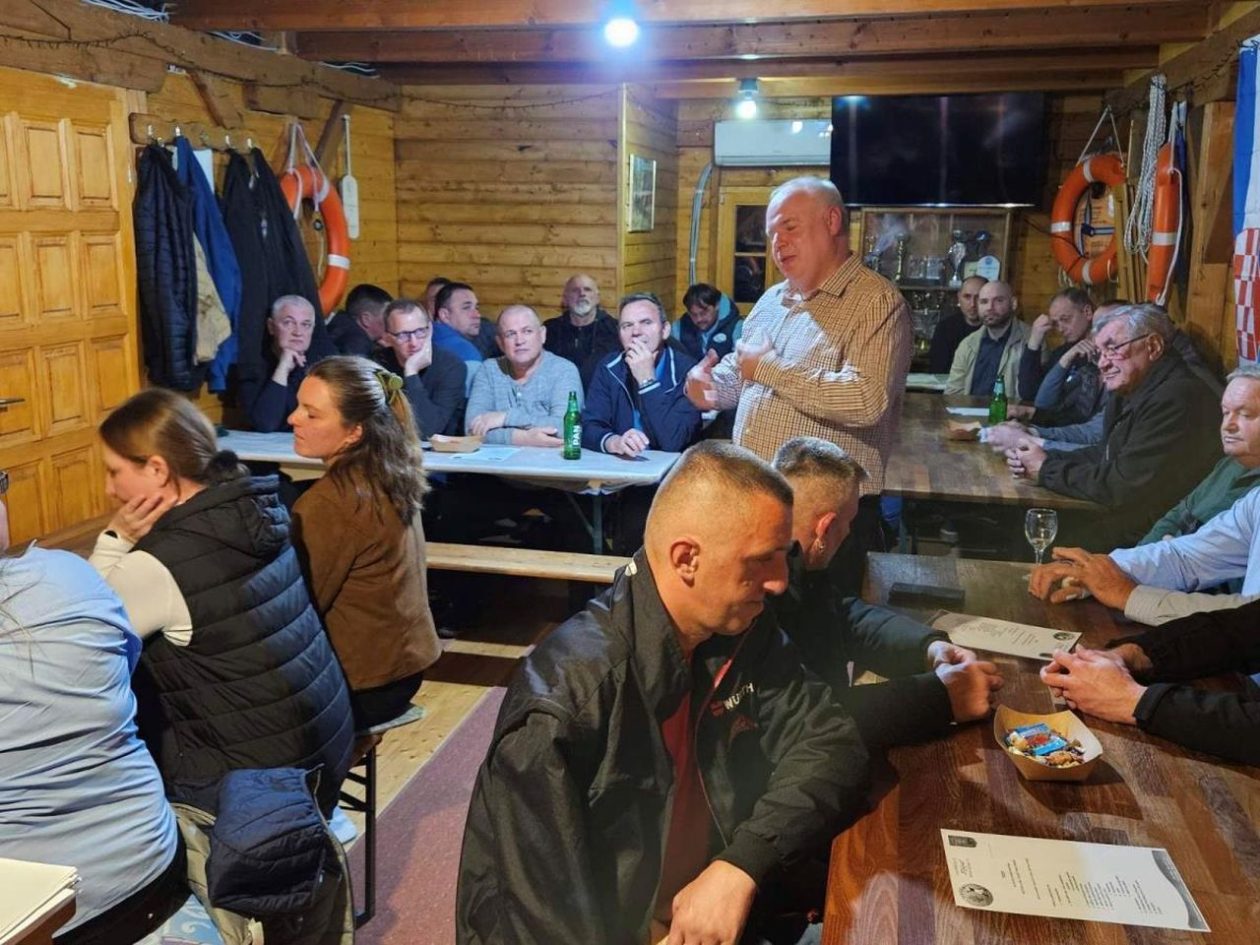 NAUTIČKI KLUB FLJOJSAR Darko Punčikar izabran za predsjednika na izbornoj skupštini (4) NAUTIČKI KLUB FLJOJSAR Darko Punčikar izabran za predsjednika na izbornoj skupštini (4)