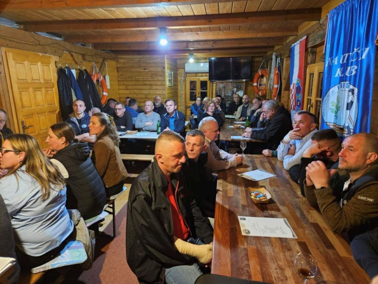 NAUTIČKI KLUB FLJOJSAR Darko Punčikar izabran za predsjednika na izbornoj skupštini (5) NAUTIČKI KLUB FLJOJSAR Darko Punčikar izabran za predsjednika na izbornoj skupštini (5)