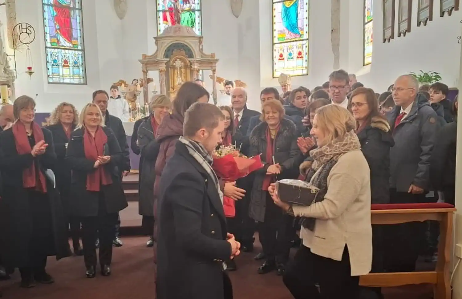 NEDELIŠĆE Biskup Mrzljak i ‘Zagrebački pjevači liječnici’ uveličali svečanost predstavljanja krizmanika (2)